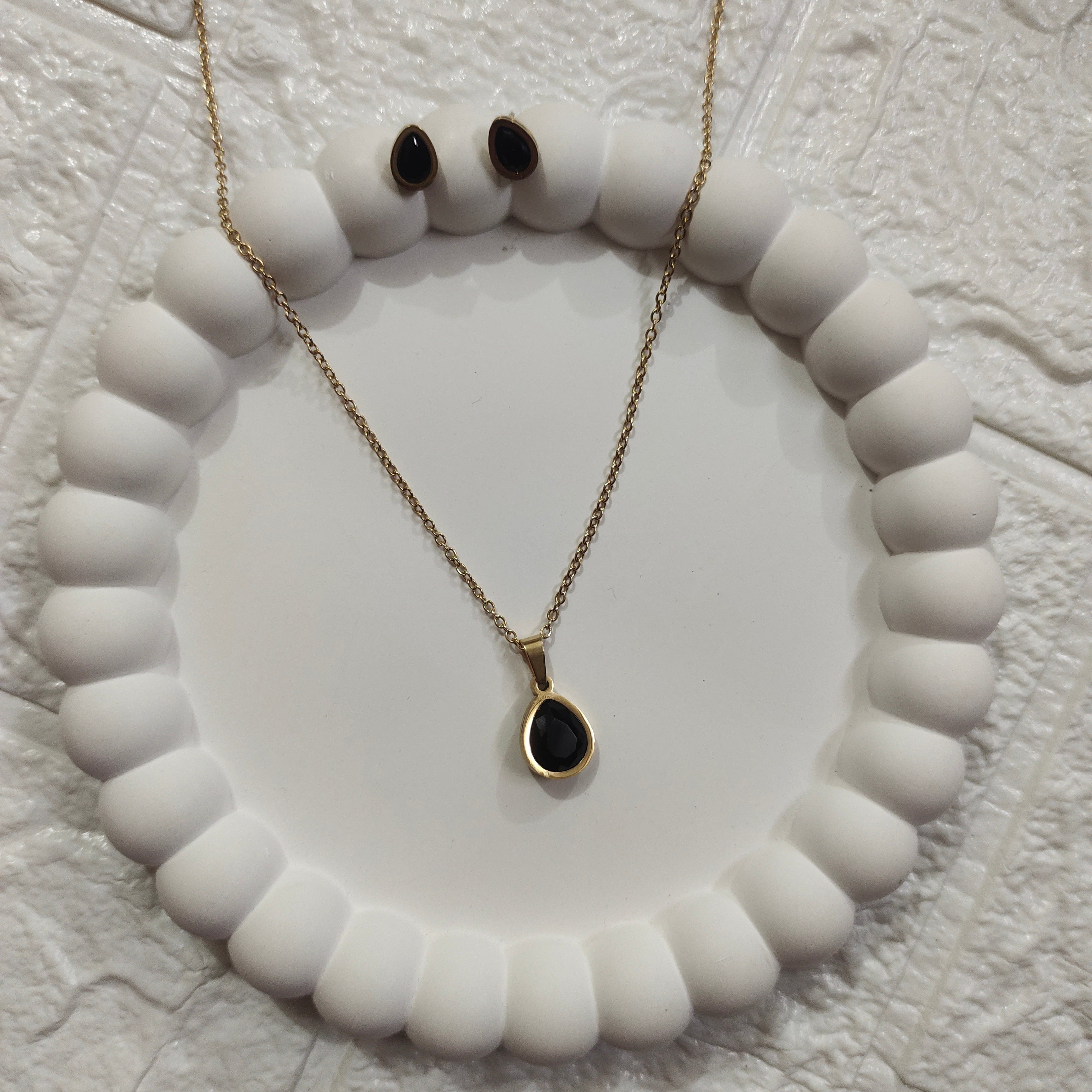 Black Small Tear Drop Pendant with earings