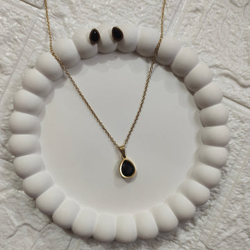 Black Small Tear Drop Pendant with earings