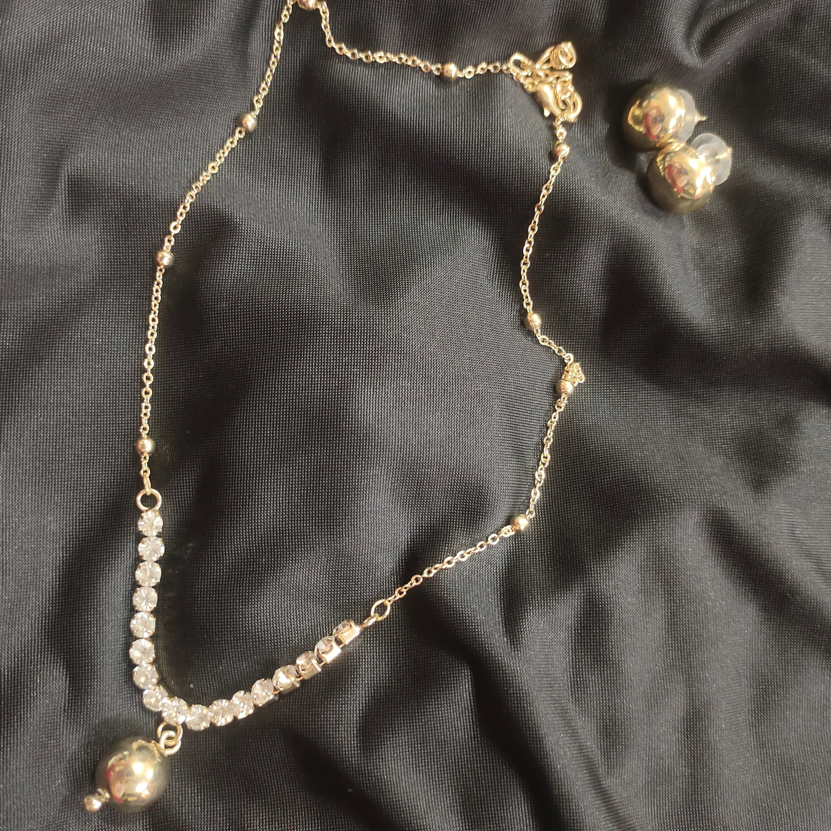 AD Set With Light Weight Earings